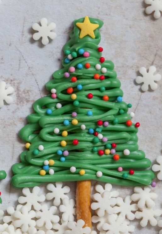 Easy Christmas Tree Cupcake Toppers (Made with Pretzels!)